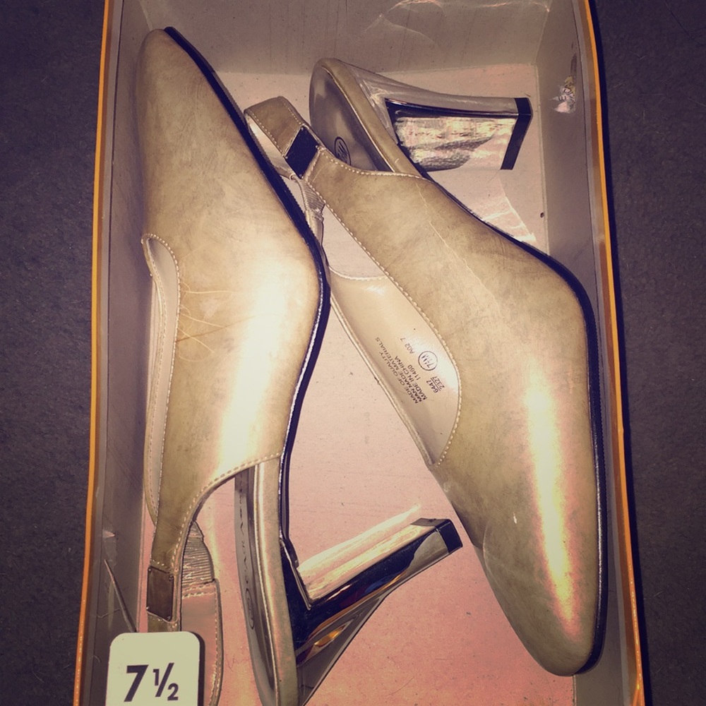 Silver dress pumped heels